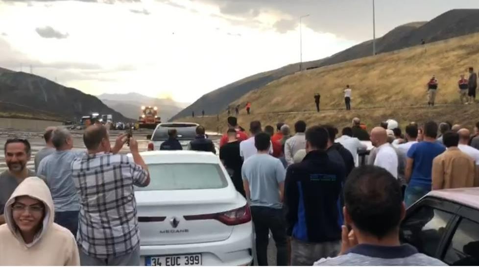 Erzincan Sivas kara yolu heyelan nedeniyle ulaşıma kapandı Büyük