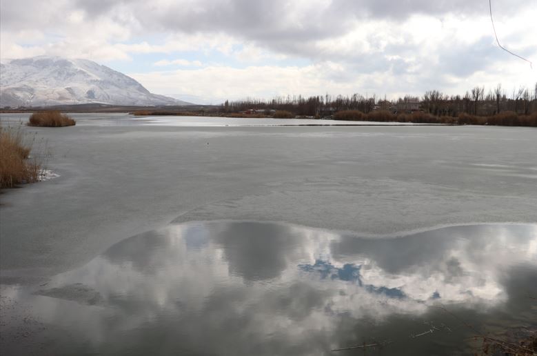 Sivas ta Ulaş Gölü nün yüzeyi buz tuttu Büyük Sivas Haber Sivas