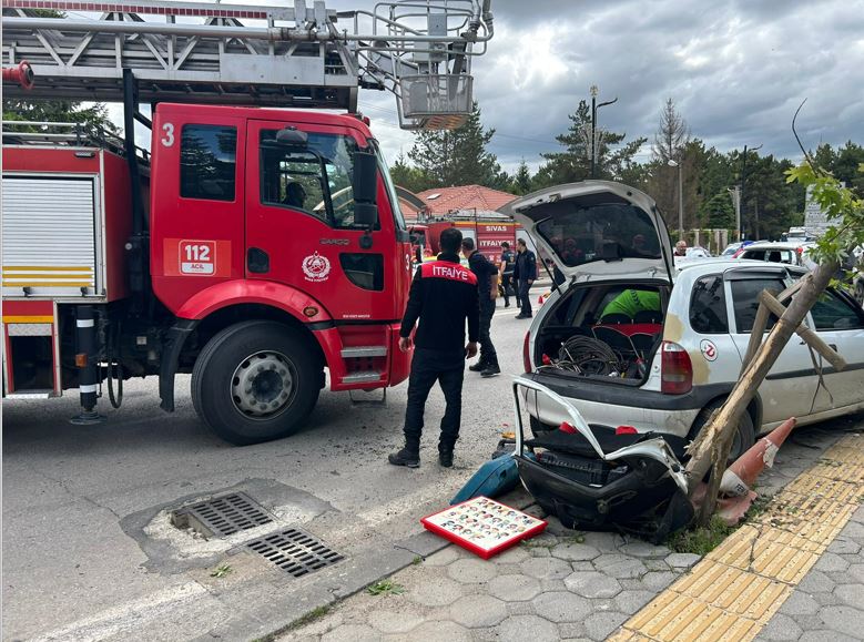 Sivas Ta Park Halindeki Cipe Arpan Otomobildeki Iki Ki I Yaraland