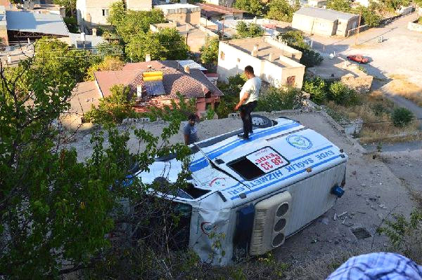 Ambulans Dama Düştü