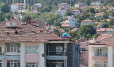 Tehlikeye Aldırış Etmeden Çatı Aktardılar