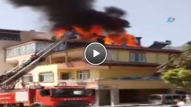 Tokat ta 3 Katlı Binanın Çatısı Alev Alev Yandı