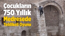 Çocukların 750 Yıllık Medresede Tehlikeli Oyunu