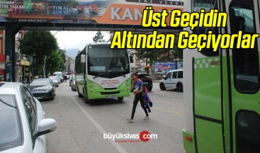 Üst Geçidin Altından Geçiyorlar