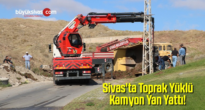 Sivas’ta Toprak Yüklü Kamyon Yan Yattı!