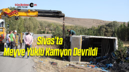 Sivas’ta Meyve Yüklü Kamyon Devrildi