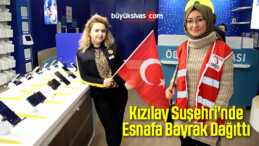 Kızılay Suşehri’nde Esnafa Bayrak Dağıttı