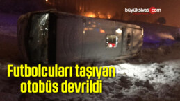 Futbolcuları taşıyan otobüs devrildi