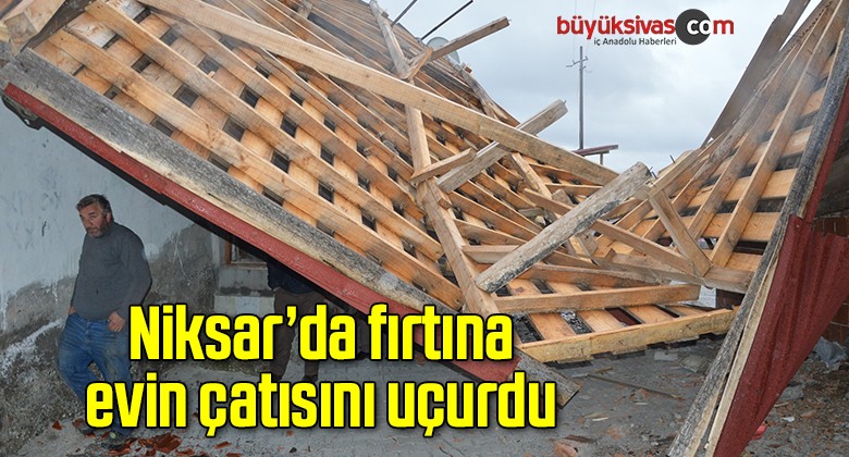 Niksar’da fırtına evin çatısını uçurdu