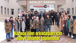 Kazada ölen arkadaşları için adliye önünde toplandılar