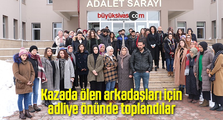 Kazada ölen arkadaşları için adliye önünde toplandılar