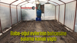 Baba-oğul evlerinin bahçesine sulama kanalı yaptı