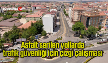 Asfalt serilen yollarda trafik güvenliği için çizgi çalışması