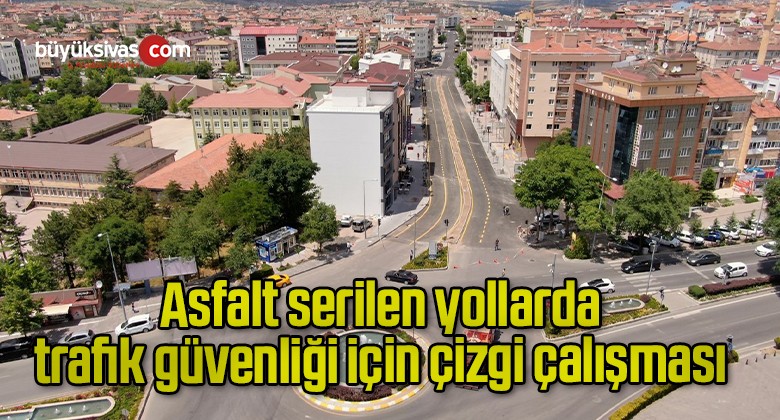 Asfalt serilen yollarda trafik güvenliği için çizgi çalışması