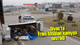 Freni boşalan kamyon devrildi