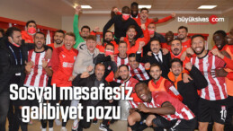 Gaziantep FK’yı 2-1 mağlup eden Sivasspor’dan galibiyet pozu!