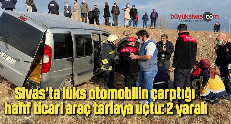 Sivas’ta lüks otomobilin çarptığı hafif ticari araç tarlaya uçtu: 2 yaralı