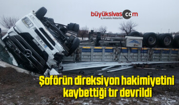 Şoförün direksiyon hakimiyetini kaybettiği tır devrildi