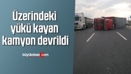 Üzerindeki yükü kayan kamyon devrildi