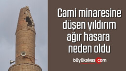 Cami minaresine düşen yıldırım ağır hasara neden oldu