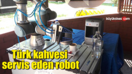 Bu robot Türk kahvesini yanındaki çikolatayla birlikte servis ediyor