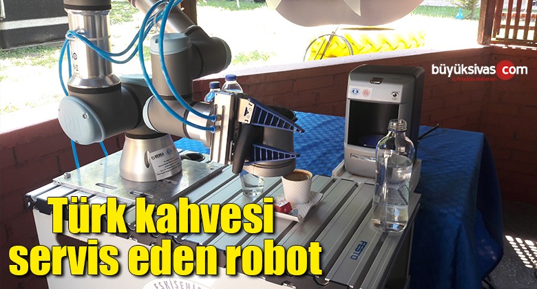 Bu robot Türk kahvesini yanındaki çikolatayla birlikte servis ediyor