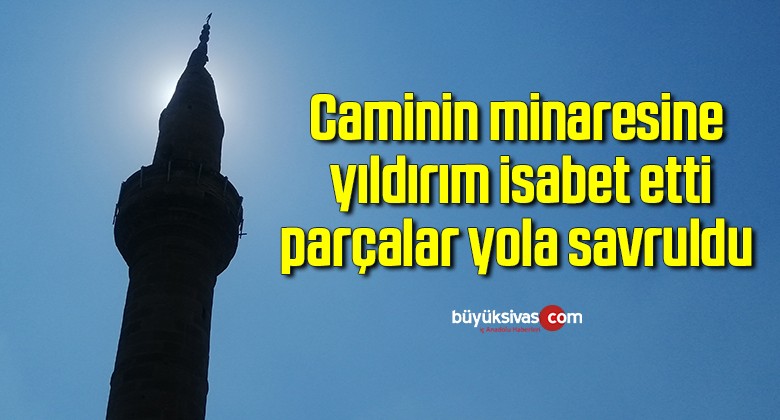 Caminin minaresine yıldırım isabet etti, parçalar yola savruldu