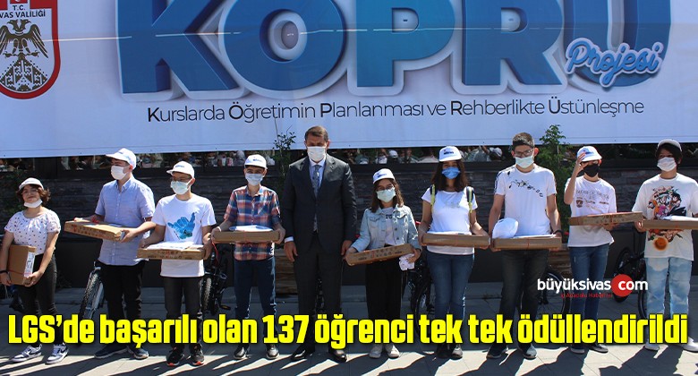 LGS’de başarılı olan 137 öğrenci tek tek ödüllendirildi