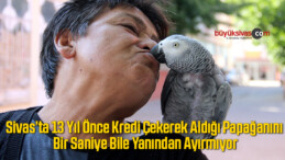 Kredi çekerek aldığı papağanını bir saniye bile yanından ayırmıyor