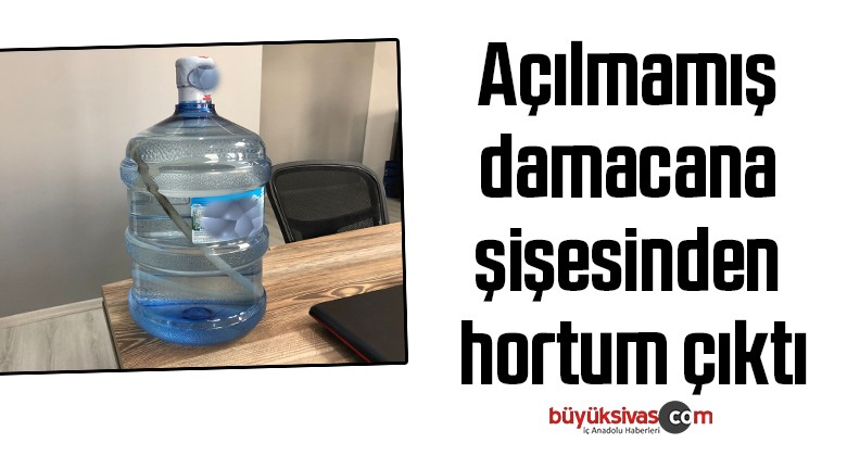 Açılmamış damacana şişesinden hortum çıktı