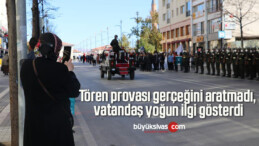 Tören provası gerçeğini aratmadı, vatandaş yoğun ilgi gösterdi