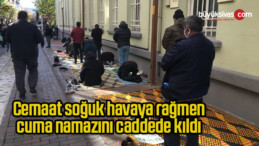 Cemaat soğuk havaya rağmen cuma namazını caddede kıldı