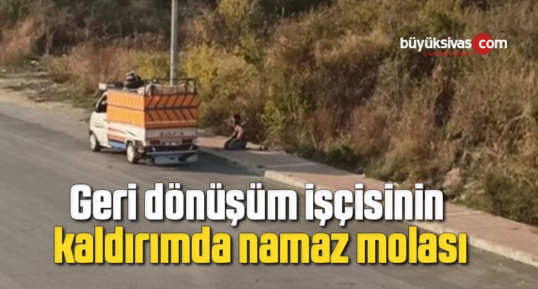 Geri dönüşüm işçisinin kaldırımda namaz molası