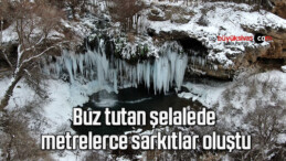 Buz tutan şelalede metrelerce sarkıtlar oluştu