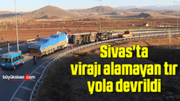 Sivas’ta virajı alamayan tır yola devrildi