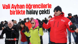 Vali Ayhan öğrencilerle birlikte halay çekti