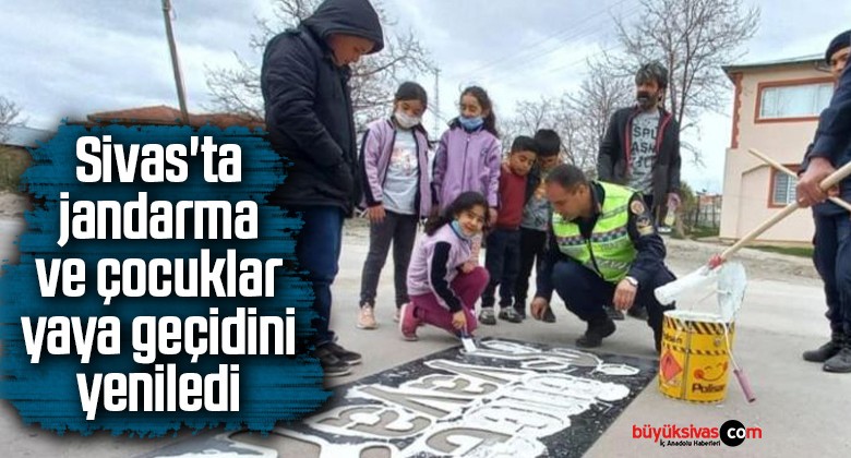 Sivas’ta jandarma ekipleri ve çocuklar yaya geçidini yeniledi