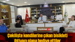 Çekilişte kendilerine çıkan bisikleti ihtiyacı olana hediye ettiler