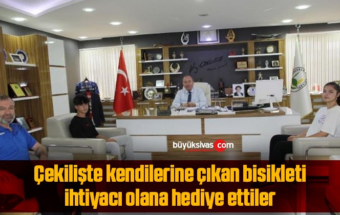 Çekilişte kendilerine çıkan bisikleti ihtiyacı olana hediye ettiler