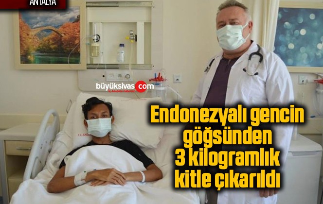 Endonezyalı gencin göğsünden 3 kilogramlık kitle çıkarıldı