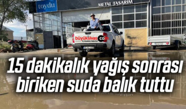 15 dakikalık yağış sonrası biriken suda balık tuttu