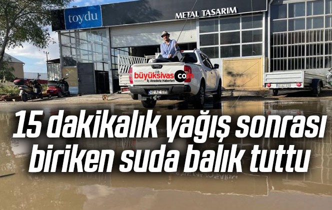 15 dakikalık yağış sonrası biriken suda balık tuttu