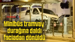 Minibüs tramvay durağına daldı, faciadan dönüldü