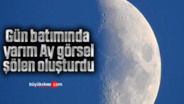 Gün batımında yarım Ay görsel şölen oluşturdu