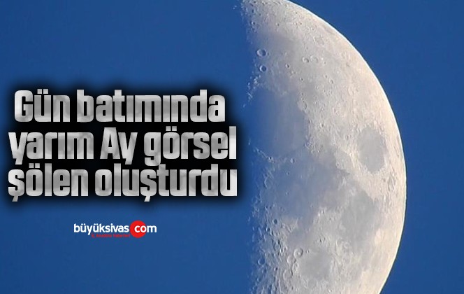 Gün batımında yarım Ay görsel şölen oluşturdu