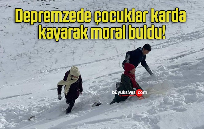 Depremzede çocuklar karda kayarak moral buldu!