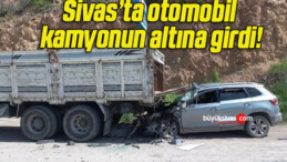 Sivas’ta otomobil kamyonun altına girdi!