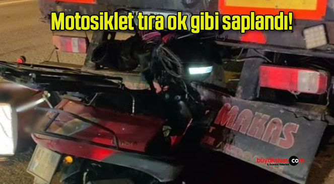 Motosiklet tıra ok gibi saplandı!