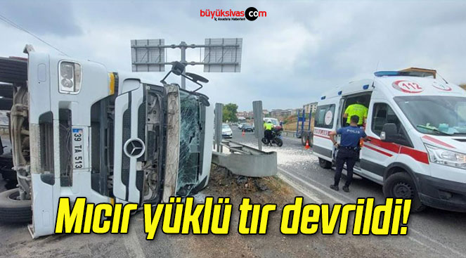 Mıcır yüklü tır devrildi!