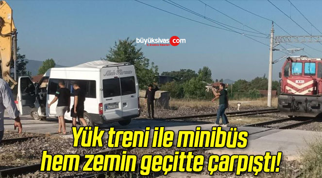 Yük treni ile minibüs hem zemin geçitte çarpıştı!